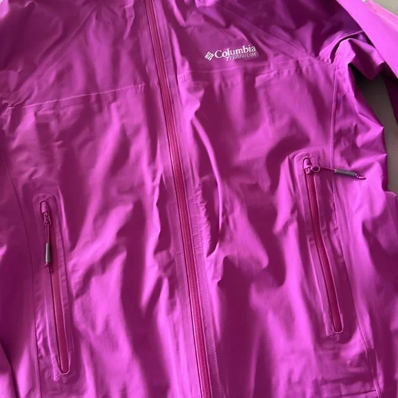 White new women’s Columbia titanium jacket in size medium - Picture 4 of 10